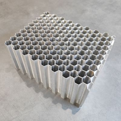 качество  Two Piece Adhesive Type Aluminum Honeycomb Core Used In Deformable Crash Test Barriers Фабрика