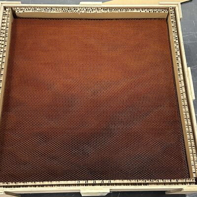 Плотность 56 Гибкое арамидное соломенное ядро перфорированная решетка в форме сливы